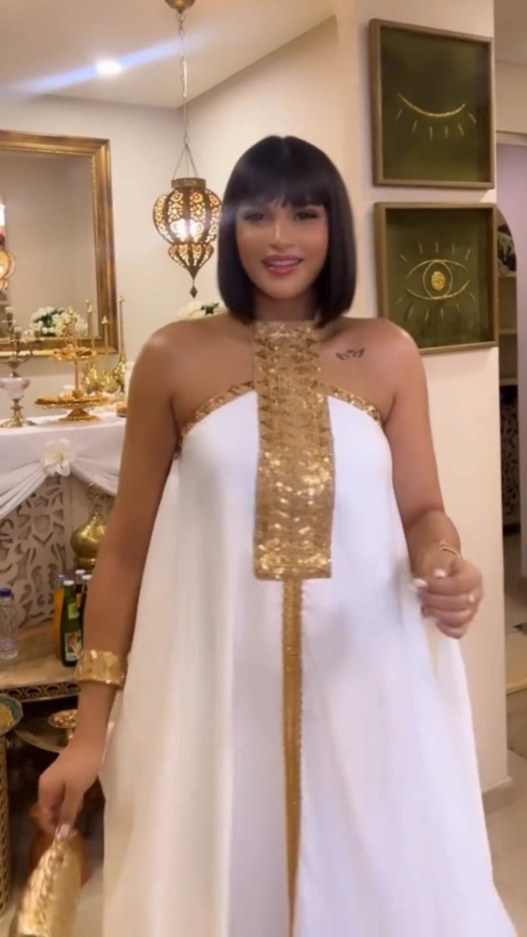 كقطعة نسائية فخمة جداً بطابع مستوحى من اللوك الملكي أو الفرعوني العصري
